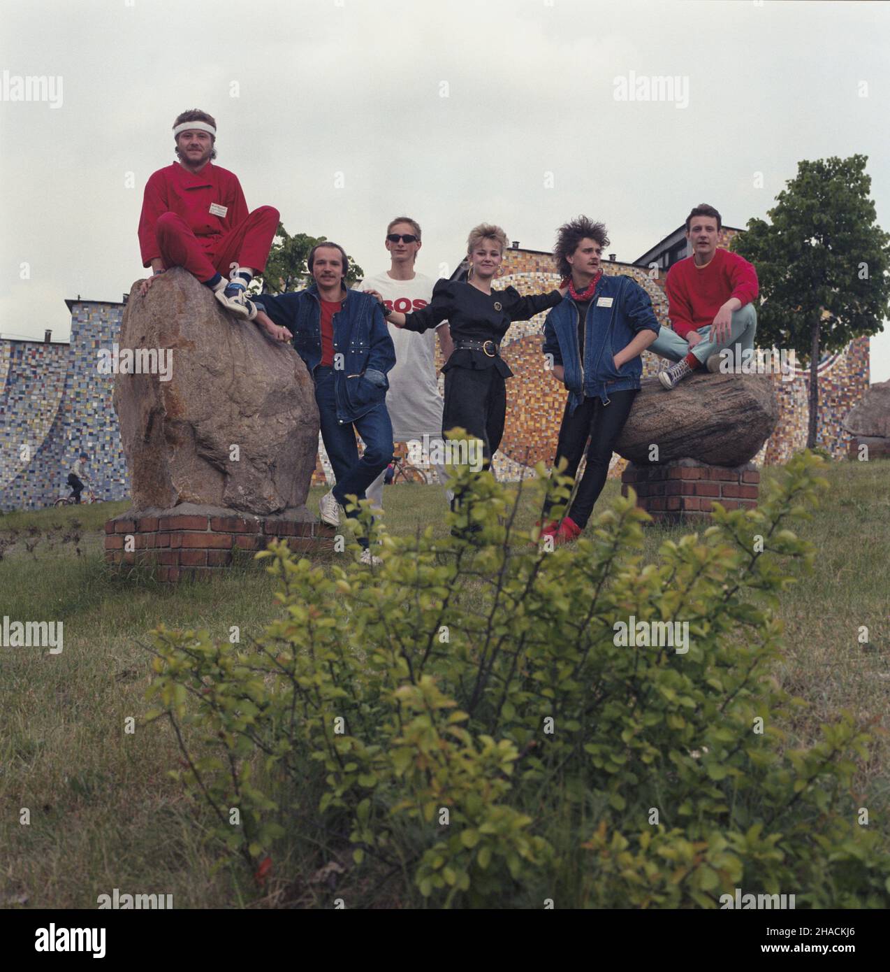 Zielona Góra 05,1987. XXIII Festiwal Piosenki Radzieckiej (25,05-30.05.1987), który odbywa siê w Amfiteatrze im. Anny Deutsch. NZ. zespó³ Izaura II, zdobywcy z³otego Samowara. ka PAP/Tadeusz ZagoŸdziñski Dok³adny dzieñ wydarzenia nieustalony. Zielona Gora, Mai 1987. Das Sowjetische Liedfestival 23rd im Anna-Deutschen Amphitheater (25.-30. Mai). Im Bild: Die Gruppe Izaura II, Gewinner eines Goldenen Samovar. ka PAP/Tadeusz Zagozdzinski Veranstaltungstag unbekannt Stockfoto