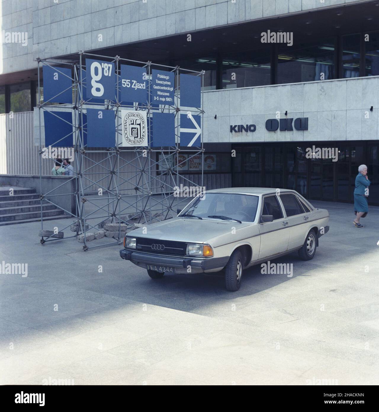 Warszawa 05,1987. LV Zjazd Polskiego Towarzystwa Gastroenterologicznego (3-5.05.1987) w Linie Oka przy ul. Marsza³kowskiej. Przed wejœciem do kina samochód Audi 80. ka PAP/Tomasz Pra¿mowski Dok³adny dzieñ wydarzenia nieustalony. Warschau, Mai 1987. Kongress der Polnischen Gesellschaft für Gastroenterologie 55th im Oka-Kino in der Marszalkowska-Straße (3.-5. Mai). Im Vordergrund ein Audi 80 vor dem Eingang Oka geparkt. ka PAP/Tomasz Prazmowski Veranstaltungstag unbekannt Stockfoto