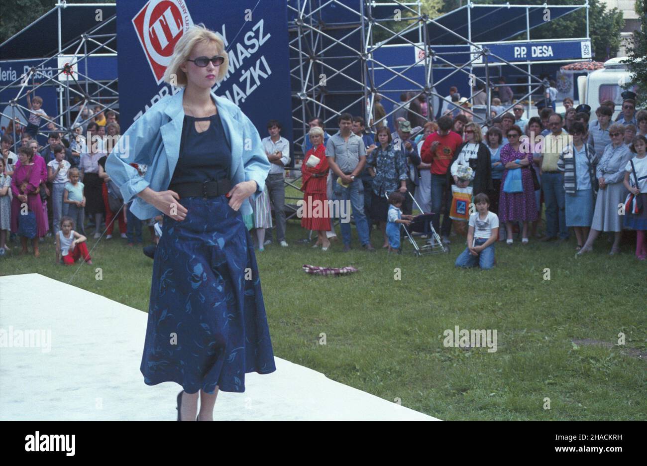 Warszawa 06,1987. Festyn zorganizowany z okazji Œwiêta Trybuny Ludu (organu prasowego Polskiej Zjednoczonej Partii Robotniczej) w dniach 19-21 czerwca. NZ. Pokaz mody damskiej na skarpie warszawskiej w rejonie Powiœla. uu PAP/Wojciech Kryñski Dok³adny dzieñ wydarzenia nieustalony. Warschau Juni 1987. Vom 19. Bis 21. Juni fand eine Fete statt, die die Tageszeitung Trybuna Ludu (ein Presseorgan der Polnischen Vereinigten Arbeiterpartei) förderte. Im Bild: Eine Modenschau im Bezirk Powisle. uu PAP/Wojciech Krynski Veranstaltungstag unbekannt Stockfoto