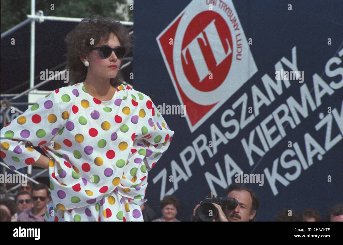 Warszawa 06,1987. Festyn zorganizowany z okazji Œwiêta Trybuny Ludu (organu prasowego Polskiej Zjednoczonej Partii Robotniczej) w dniach 19-21 czerwca. NZ. Pokaz mody damskiej na skarpie warszawskiej w rejonie Powiœla. uu PAP/Wojciech Kryñski Dok³adny dzieñ wydarzenia nieustalony. Warschau Juni 1987. Vom 19. Bis 21. Juni fand eine Fete statt, die die Tageszeitung Trybuna Ludu (ein Presseorgan der Polnischen Vereinigten Arbeiterpartei) förderte. Im Bild: Eine Modenschau im Bezirk Powisle. uu PAP/Wojciech Krynski Veranstaltungstag unbekannt Stockfoto