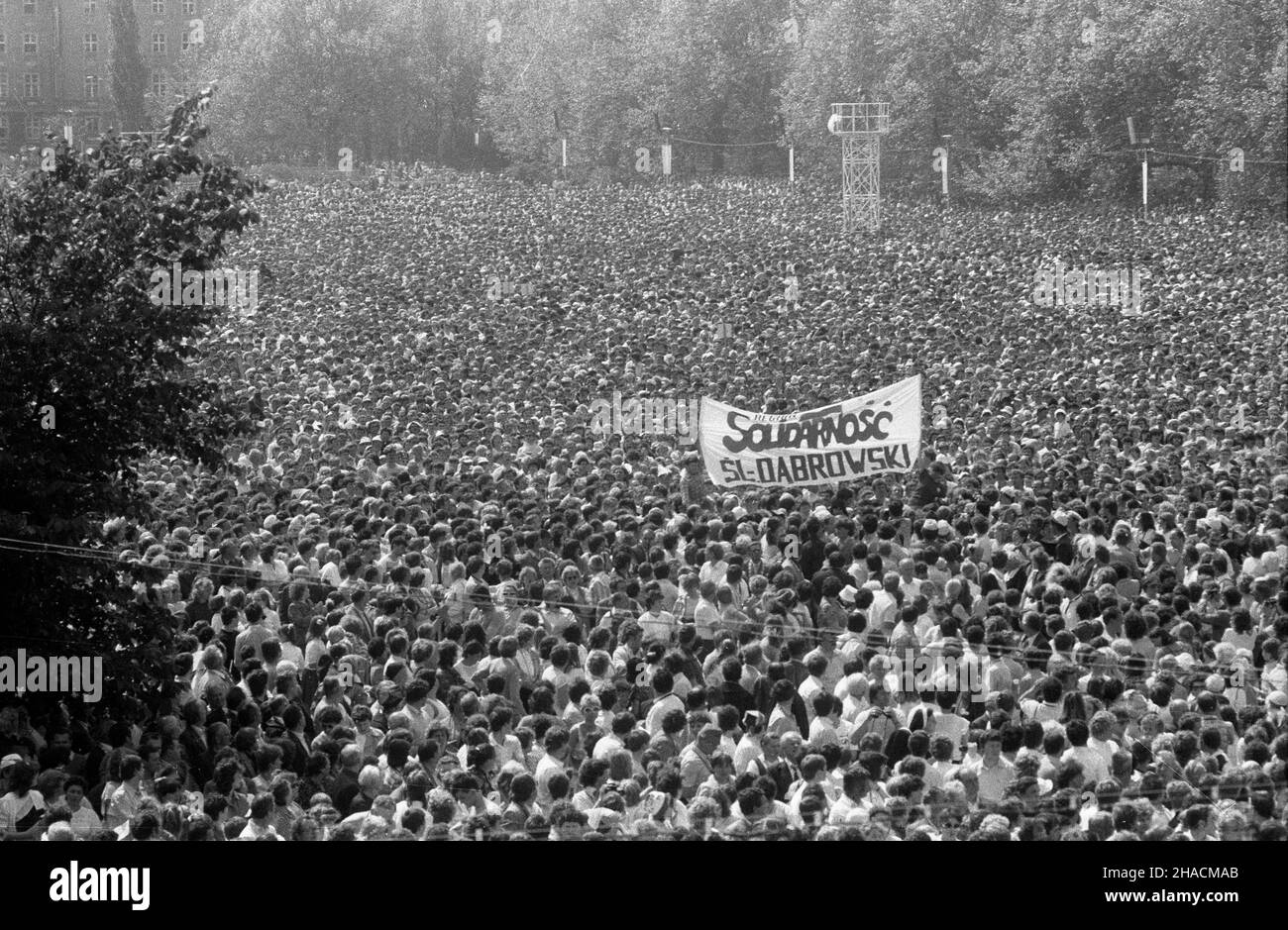 Stettin, 1987-06-11. III pielgrzymka Ojca Œwiêtego Jana Paw³a II do Polski. Msza œwiêta dla rodzin na Jasnych B³oniach. NZ. wœród t³umu uczestników (oko³o 700 tysiêcy) przyby³ych na spotkanie z Papier¿em, byli tak¿e cz³onkowie NSZZ Solidarnoœæ z Regionu Œl¹sko-D¹browskiego z transparentem ppr PAP/CAF/ADAM Hawa³ej Stettin, 11. Juni 1987. Die dritte Pilgerfahrt des Heiligen Vaters Johannes Paul II. Nach Polen. Die Messe für Familien in Jasne Blonie (Light Meadows). Im Bild: Rund 700.000 Gläubige kommen zur Messe, darunter Mitglieder der Gewerkschaft Solidarity der Region Slasko-Dabrowski mit einer BA Stockfoto