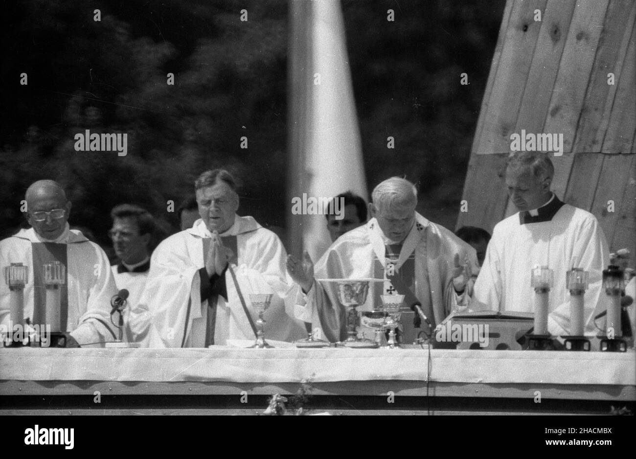 Stettin, 1987-06-11. III pielgrzymka Ojca Œwiêtego Jana Paw³a II do Polski. Msza œwiêta dla rodzin na Jasnych B³oniach. NZ. od lewej: Sekretarz stanu Stolicy Apostolskiej - Agostino Casaroli, arcybiskup Kazimierz Majdañski, Ojciec Œwiêty Jan Pawe³ II, mistrz papieskich ceremonii liturgicznych - Piero Marini. ppr PAP/CAF/Adam Hawa³ej Szczecin, 11. Juni 1987. Die Pilgerfahrt von Papst Johannes Paul II. Nach Polen im Jahr 3rd. Die heilige Messe für Familien bei den Light Meadows. Bild von links: Staatssekretär Agostino Casaroli, Erzbischof Kazimierz Majdanski, Papst Johannes Paul II., Mas Stockfoto