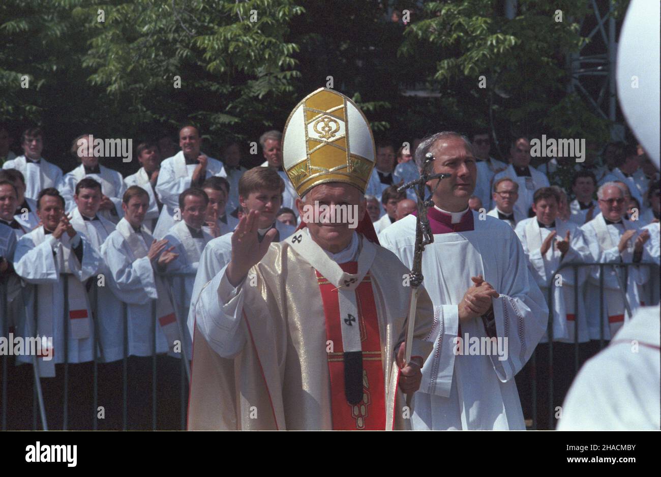 Stettin 11.06.1987. III pielgrzymka Papier¿a Jana Paw³a II do Polski. Ojciec Œwiêty (C) bêdzie przewodniczy³ mszy œwiêtej na Jasnych B³oniach po³o¿onych na skraju parku Kasprowicza. NZ. obok Papie¿A Mistrz Papieskich Ceremonii Liturgicznych ks. pra³at Piero Marini. uu PAP/Jan Morek Szczecin 11 Juni 1987. Papst Johannes Paul II. Auf seiner dritten Pilgerreise nach Polen. Der Papst feiert eine heilige Messe im Erholungsgebiet Jasne Blonia. Im Bild: Neben dem Papstmeister der liturgischen Zeremonien Piero Marini. uu PAP/Jan Morek Stockfoto