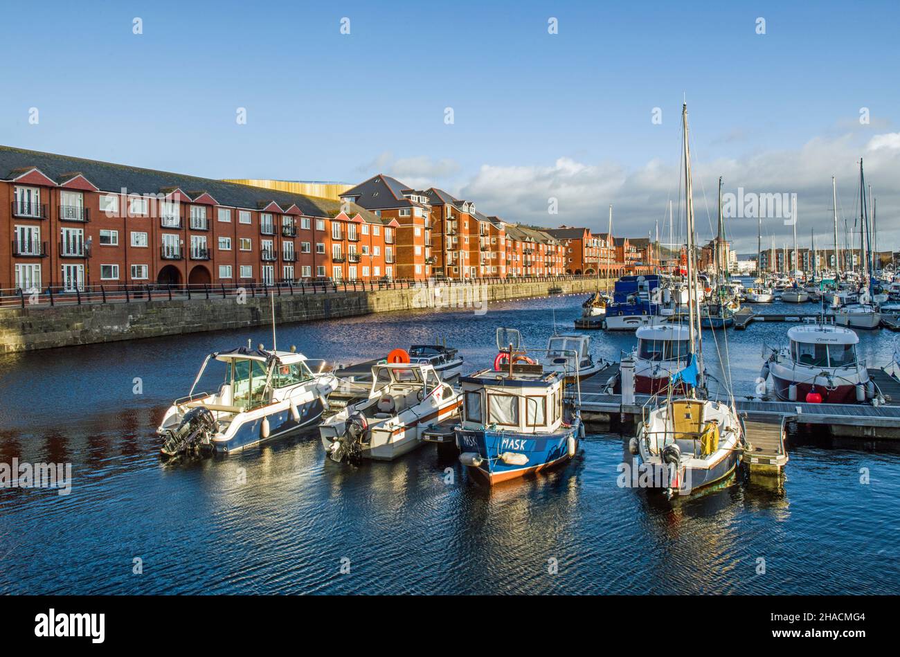 Das Innere der Jachthäfen in Swansea zeigt verankerte Boote und Apartments Stockfoto