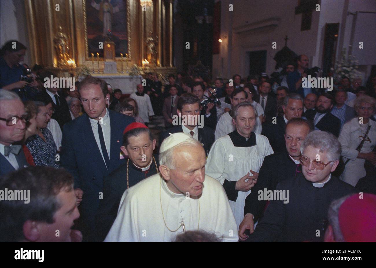 Warszawa 13.06.1987. III pielgrzymka Papier¿a Jana Paw³a II do Polski. Spotkanie Ojca Œwiêtego (C) z przedstawicielami œrodowisk twórczych z ca³ego kraju w koœciele Œwiêtego Krzy¿a. Papie¿owi towarzysz¹: Prymas Polski kardyna³ Józef Glemp (za Papie¿em, z lewej), krajowy duszpasterz œrodowisk twórczych ks. Wies³aw Niewêg³owski (P), Osobisty sekretarz Jana Paw³a II ks. Stanis³aw Dziwisz (za ks. Niewêg³owskim), proboszcz parafii Ojców misjonarzy ks. Józef Jachimczak (w kom¿y rzymskiej). uu PAP/Jan Morek Warschau 13. Juni 1987. Die dritte Pilgerfahrt von Papst Johannes Paul II. Nach Polen. Der Heilige Fathe Stockfoto