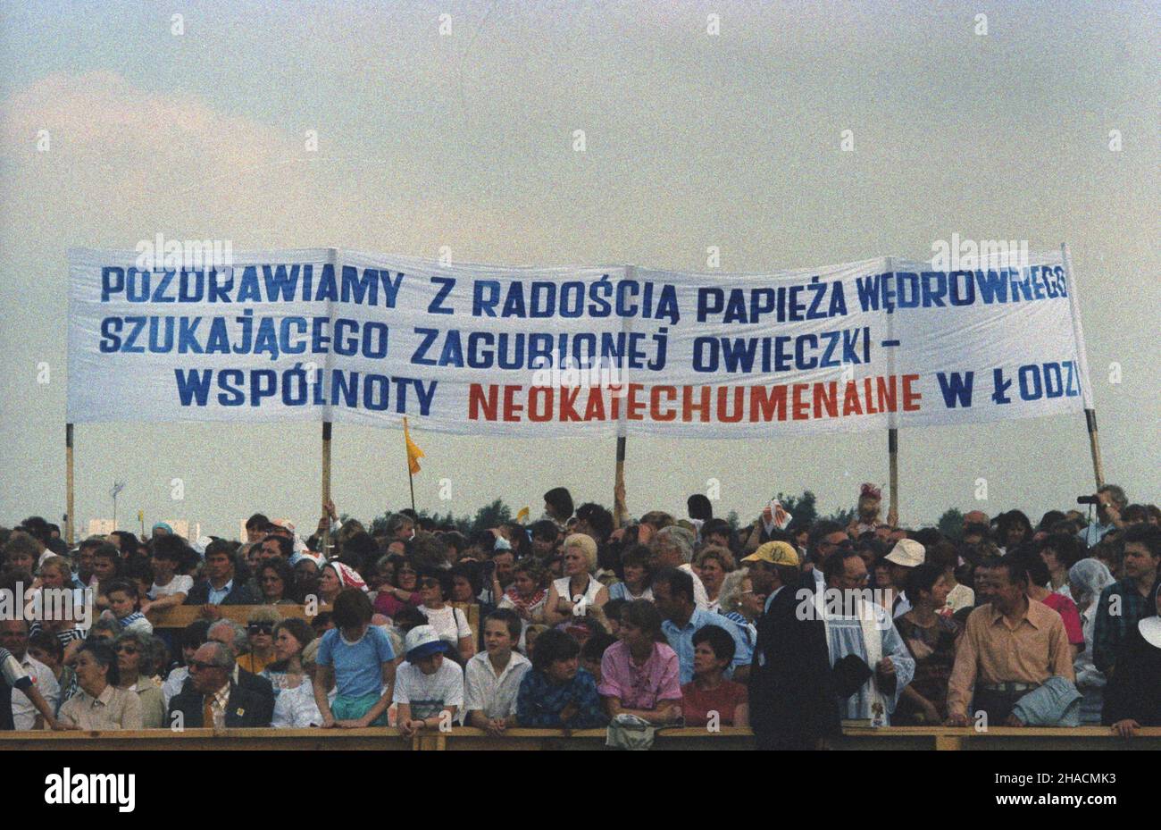 £ódŸ 13.06.1987. III pielgrzymka Papier¿a Jana Paw³a II do Polski. Msza œwiêta na lotnisku £ódŸ-Lublinek, podczas której 1600 dzieci przyst¹pi³o do Pierwszej Komunii Œwiêtej. NZ. Uczestnicy liturgii. uu PAP/Grzegorz Rogiñski Lodz, 13. Juni 1987. 1.600 Kinder nahmen während der dritten Pilgerreise von Papst Johannes Paul II. Nach Polen an einer heiligen Messe auf dem Flughafen Lodz-Lublinek in Lodz die Erstkommunion Teil. Im Bild: Die Gläubigen bei der Messe. uu PAP/Grzegorz Roginski Stockfoto