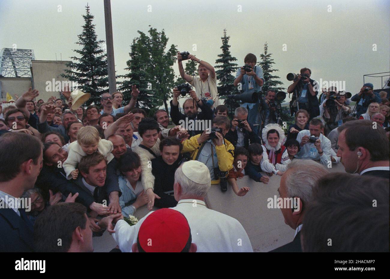 Warszawa 14.06.1987. III pielgrzymka Papier¿a Jana Paw³a II do Polski. Ceremonia po¿egnania na lotnisku wojskowym Okêcie. uu PAP/Jan Morek Warschau 14. Juni 1987. Die dritte Pilgerfahrt von Papst Johannes Paul II. Nach Polen. Die Abschiedszeremonie auf dem Okecie Militärflughafen. uu PAP/Jan Morek Stockfoto