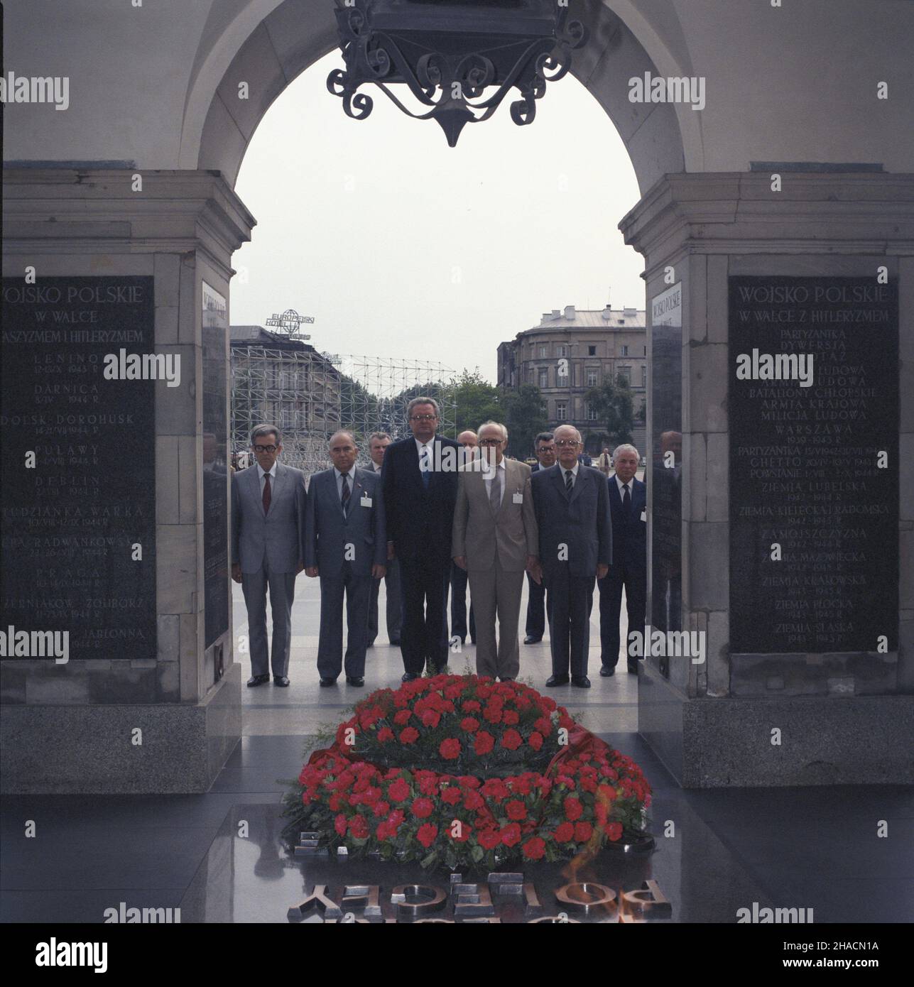 Warszawa 01.07.1987. Spotkanie przewodnicz¹cych parlamentów pañstw stron Uk³adu Warszawskiego, którego gospodarzem by³ Marsza³ek Sejmu PRL Roman Malinowski. Sk³adanie wieñca na p³ycie Grobu Nieznanego ¯o³nierza. NZ. w pierwszym rzêdzie od lewej: przewodnicz¹cy Zgromadzenia Ludowego Ludowej Republiki Bu³garii Stanko Todorow, przewodnicz¹cy Rady Zwi¹zku Najwy¿szej Zwi¹zku Socjalistycznych Republik Horst Radzieckich Lew To³kunow, Roman Malinowski, przewodnicz¹cy Izby Ludowej Niemieckiej Demliki Demokratycznej Republikj przewodnicz¹cy Stockfoto