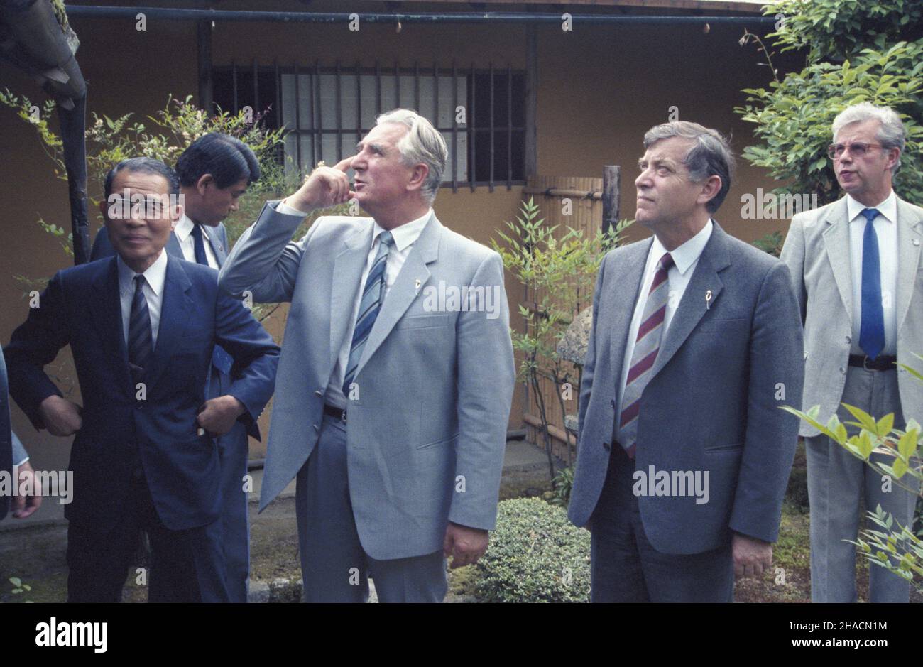 Japonia Kioto 02.07.1987. Ostatni dzieñ oficjalnej wizyty przewodnicz¹cego Rady Pañstwa PRL Wojciecha Jaruzelskiego w Japonii. Zwiedzanie zamku Nijo - siedziby szogunów. NZ. od prawej: szef protoko³u dyplomatycznego Roman czy¿ycki, Minister spraw zagranicznych Marian Orzechowski, przewodnicz¹cy Komisji Spraw Zagranicznych Sejmu Józef Czyrek. uu PAP/Grzegorz Rogiñski Japan Kyoto 02. Juli 1987. Der letzte Tag des offiziellen Besuchs des Vorsitzenden des Staatsrats in Japan. Besuch der Burg Nijo, dem Sitz von Shoguns. Bild von rechts: Leiter des diplomatischen Protokolls Roman Czycki Fore Stockfoto