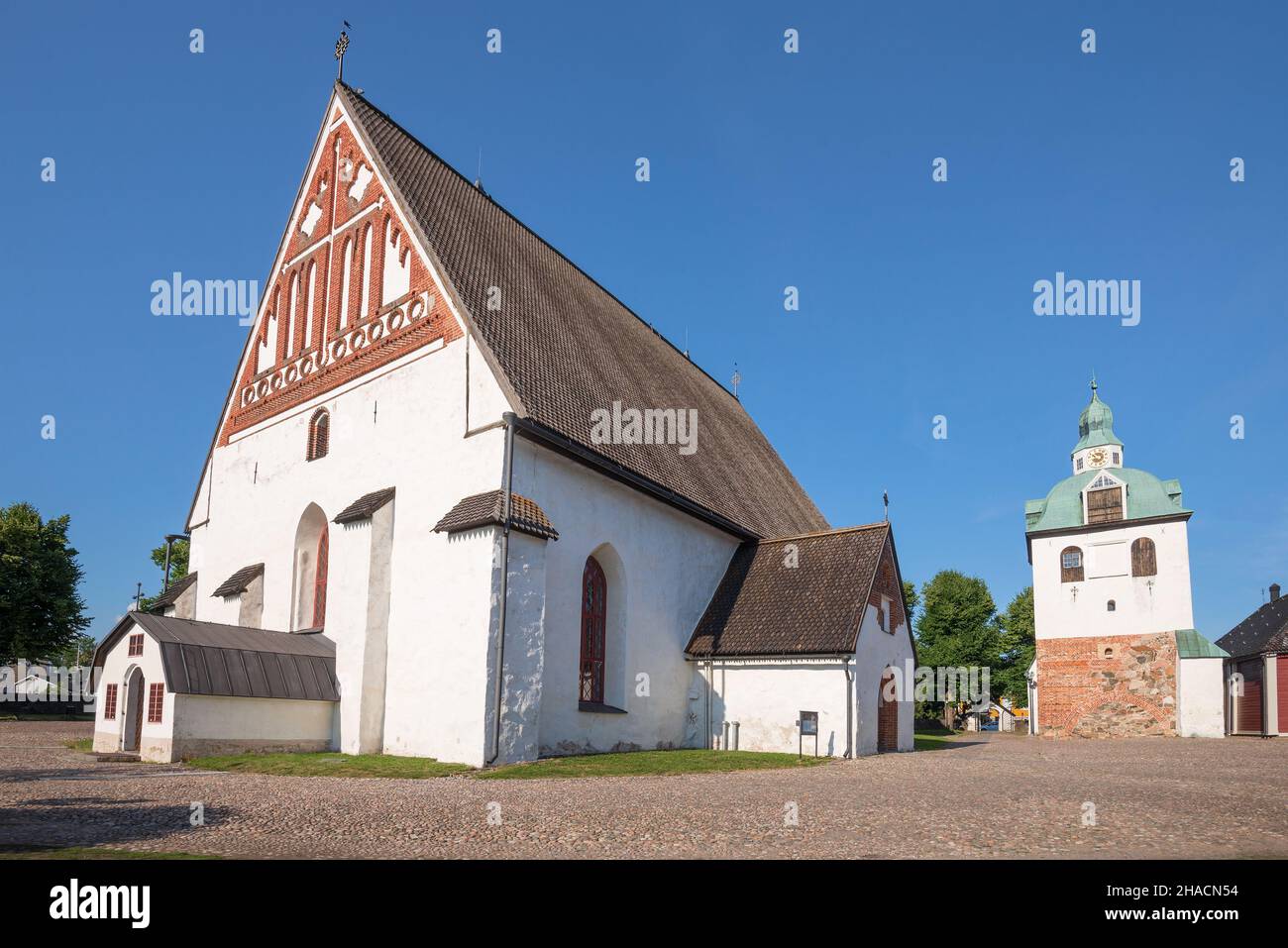 Mittelalterliche lutherische Kathedrale des alten Porvoo an einem sonnigen Julitag aus der Nähe. Finnland Stockfoto
