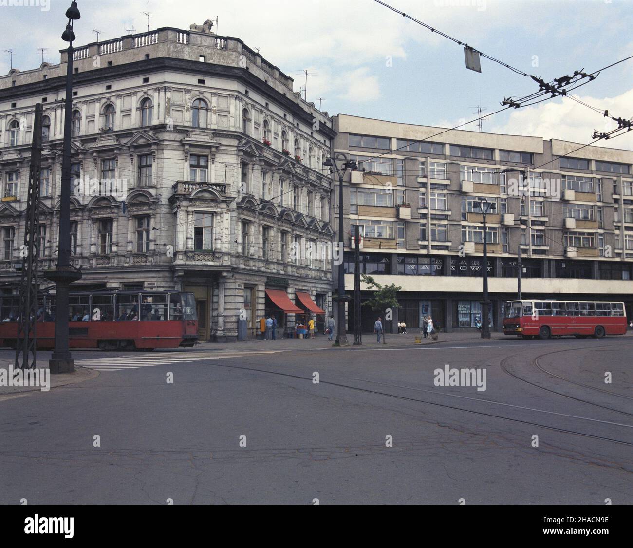 £ódŸ 08,1987. Kamienica Pod Lwem przy placu Wolnoœci 9. uu PAP/Tomasz Pra¿mowski Dok³adny dzieñ wydarzenia nieustalony. Lodz August 1987. Das Mietshaus unter dem Löwen am Wolnosci-Platz 9. uu PAP/Tomasz Prazmowski Veranstaltungstag unbekannt Stockfoto