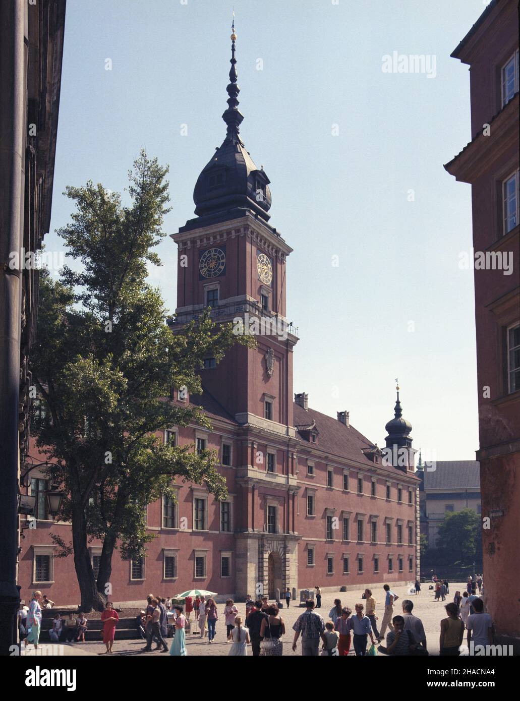 Warszawa 08,1987. Plac Zamkowy na Starym Mieœcie, widok z ulicy Œwiêtojañskiej na barokowo-klasycystyczny Zamek Królewski. uu PAP/Tomasz Pra¿mowski Dok³adny dzieñ wydarzenia nieustalony. Warschau, Polen, August 1987. Blick auf das Barock-klassische Königsschloss von der Swietojanska-Straße auf dem Schlossplatz in der Altstadt von Warschau. PAP/TOMASZ PRAZMOWSKI Stockfoto