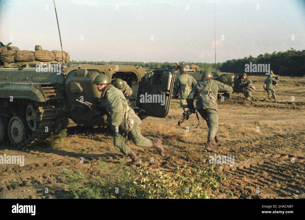 Polska 27.08.1987. Æwiczenia PrzyjaŸñ 87 rozpoczête zgodnie z planem szkolenia bojowego Zjednoczonych Pañstw - Stron Uk³adu Warszawskiego na pó³nocno-zachodnim obszarze Polski. Szkoleniem kieruje szef G³ównego Zarz¹du Szkolenia Bojowego Wojska Polskiego gen. broni Wojciech Barañski. NZ. pododdzia³ czo³gów œrednich. uu PAP/Ireneusz Sobieszczuk Polen, Den 27. August 1987. Der Warschauer Pakt der Freundschaft 87 manövriert im Nordwesten Polens unter dem Kommando von General Wojciech Baranski, dem Leiter der Kampfausbildung der polnischen Armee. Im Bild: Eine Tankeinheit. uu PAP/Ireneusz Sobieszczuk Stockfoto