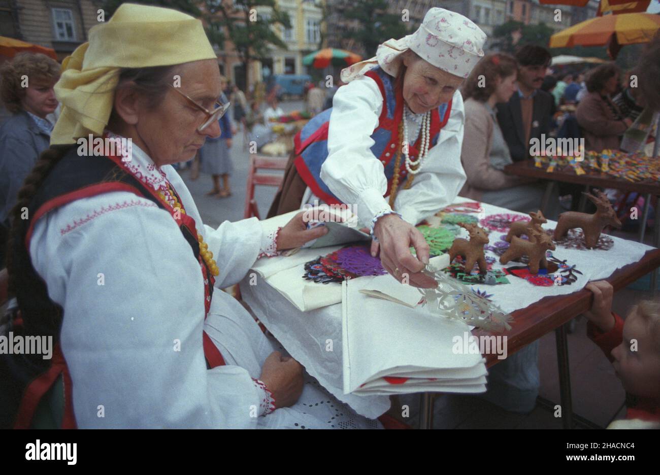 Kraków 09,1987. Stoisko na Rynku G³ównym z papierowymi wycinankami na Targach Sztuki Ludowej. uu PAP/Jerzy Ochoñski Dok³adny dzieñ wydarzenia nieustalony. Krakau, September 1987. Ein Stand mit Papierausschnitten auf einer Volkskunstmesse auf dem Hauptmarkt. uu PAP/Jerzy Ochonski Veranstaltungstag unbekannt Stockfoto