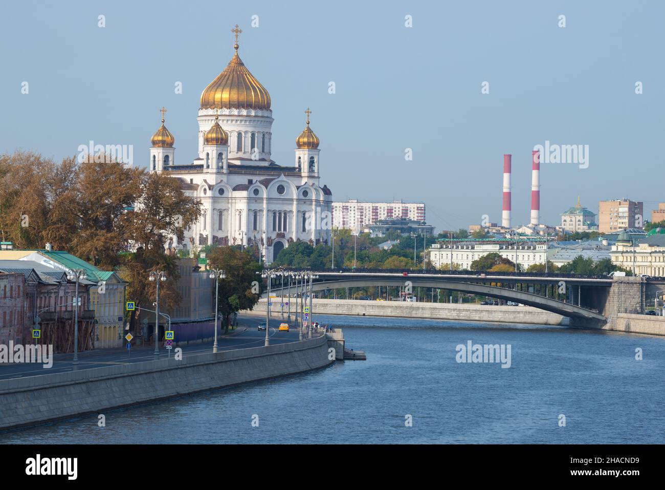 Kathedrale von Christus dem Erlöser in einem Stadtbild an einem Septembertag. Moskau, Russland Stockfoto