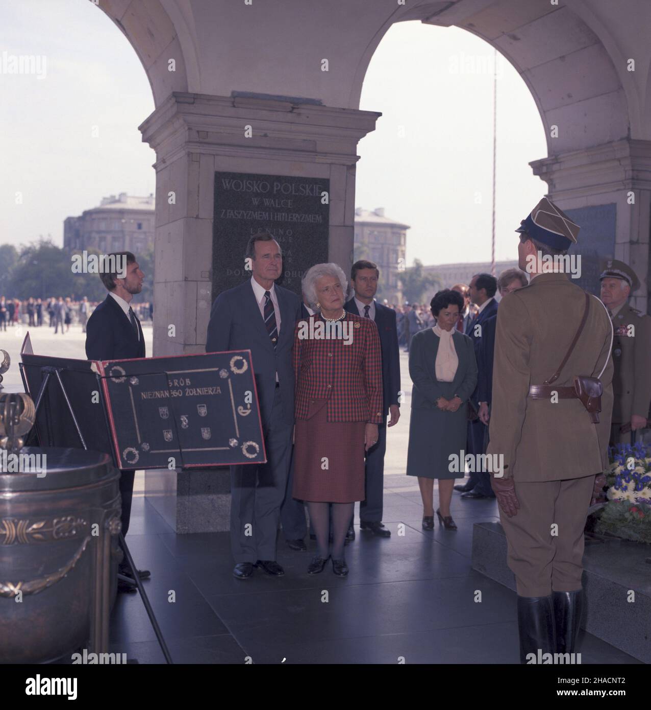 Warszawa 26.09.1987. Na zaproszenie Rady Pañstwa i rz¹du PRL wizytê w Polsce z³o¿y³ wiceprezydent Stanów Zjednoczonych Ameryki George Bush (2L) z ma³¿onk¹ Barbar¹ (3L). Uroczystoœæ na placu Zwyciêstwa z³o¿enia wieñca na p³ycie Grobu Nieznanego ¯o³nierza. uu PAP/Tomasz Pra¿mowski Warschau, Den 26. September 1987. DER US-Vizevorsitzende George Bush und seine Frau Barbara besuchen Polen auf Einladung des Staatsrates und der Regierung der Polnischen Volksrepublik. Im Bild: Vizepräsidentin Bush (2L) und Barbara Bush (3L) bei einer Kranzniederlegung am Grab des unbekannten Soldaten auf Zwyciestwa (Victo Stockfoto