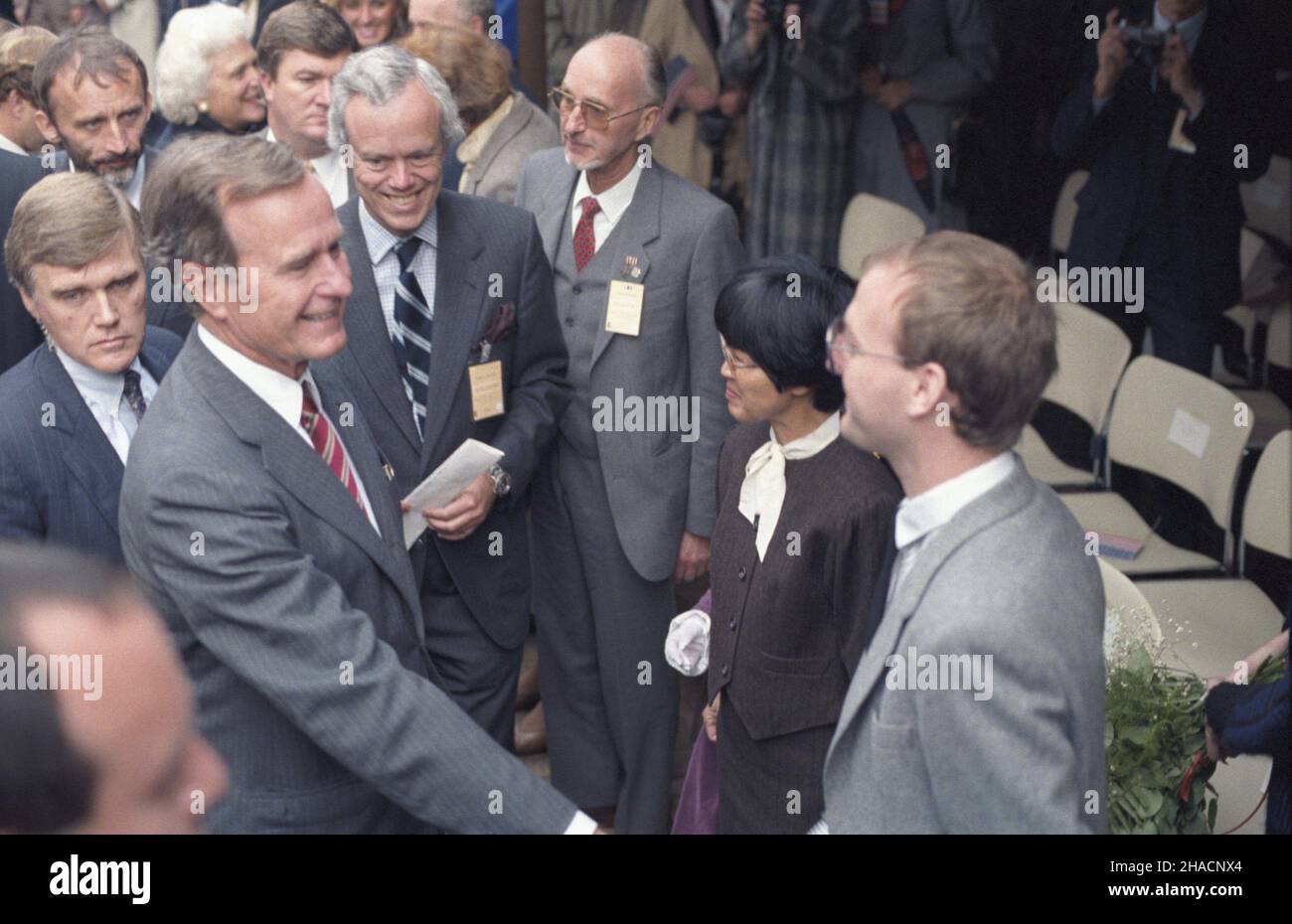 Kraków 29.09.1987. Wizyta wiceprezydenta Stanów Zjednoczonych George'a Busha z ma³¿onk¹ Barbar¹ w Polsce. Przed siedzib¹ Konsulatu Stanów Zjednoczonych George Bush (na pierwszym planie, L) przewodniczy³ uroczystoœci nadania tej placówce rangi Konsulatu Generalnego. uu PAP/Jerzy Ochoñski Krakau, 29. September 1987. US-Vizepräsident George Busha mit Frau Barbara in Polen. Vor dem Sitz des US-Konsulats in Stolarska Stree (9) führte George Bush (im Vordergrund, links) eine Zeremonie zur Anhebung der Mission in den Rang des Generalkonsulats durch. uu PAP/Jerzy Ochonski Stockfoto