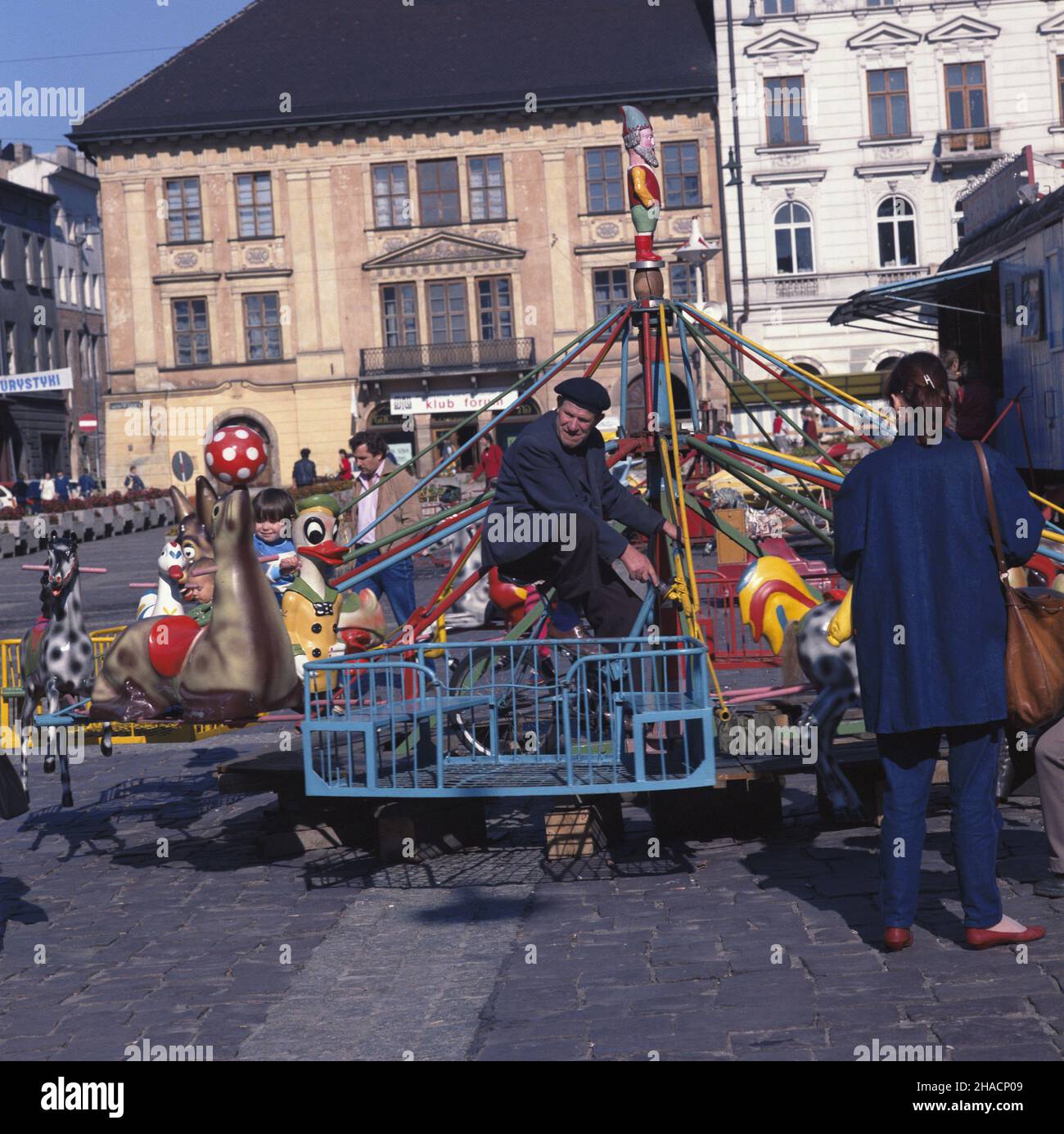 Kraków 10,1987. Karuzela na Ma³ym Rynku. uu PAP/Jerzy Ochoñski Dok³adny dzieñ wydarzenia nieustalony. Krakau Oktober 1987. Ein fröhlicher Rundgang auf dem kleinen Marktplatz. uu PAP/Jerzy Ochonski Veranstaltungsdatum unbekannt. Stockfoto