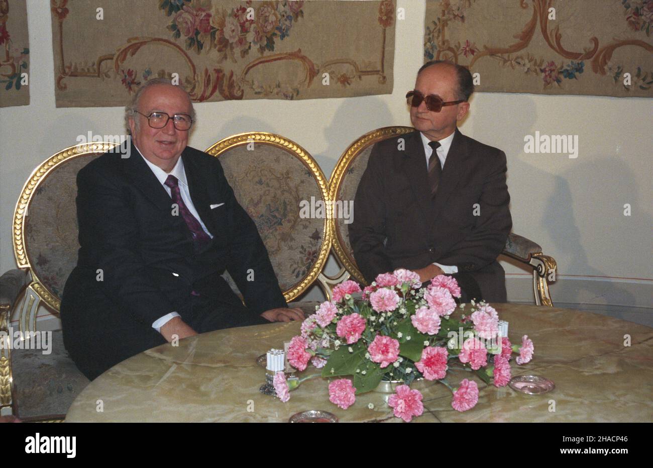 Warszawa 29.10.1987. Przewodnicz¹cy Rady Pañstwa PRL Wojciech Jaruzelski (P) przyj¹³ w Belwederze prezydenta Senatu Republiki W³oskiej Giovanniego Spadoliniego (L) przebywaj¹cego w Polsce na zaproszenie marsza³ka Sejmu PRL Romana Malinowskiego. uu PAP/Tadeusz ZagoŸdziñski Warszawa 29. Oktober 1987. Der Vorsitzende des Staatsrats der Polnischen Volksrepublik (PRL), Wojciech Jaruzelski (rechts), empfängt im Schloss Belvedere den Präsidenten der Italienischen Republik, den Senat Giovanni Spadolini (links), der Polen auf Einladung des parlamentspräsidenten Roman Malinowski (PRL Sejm) besucht. uu PAP/ Stockfoto