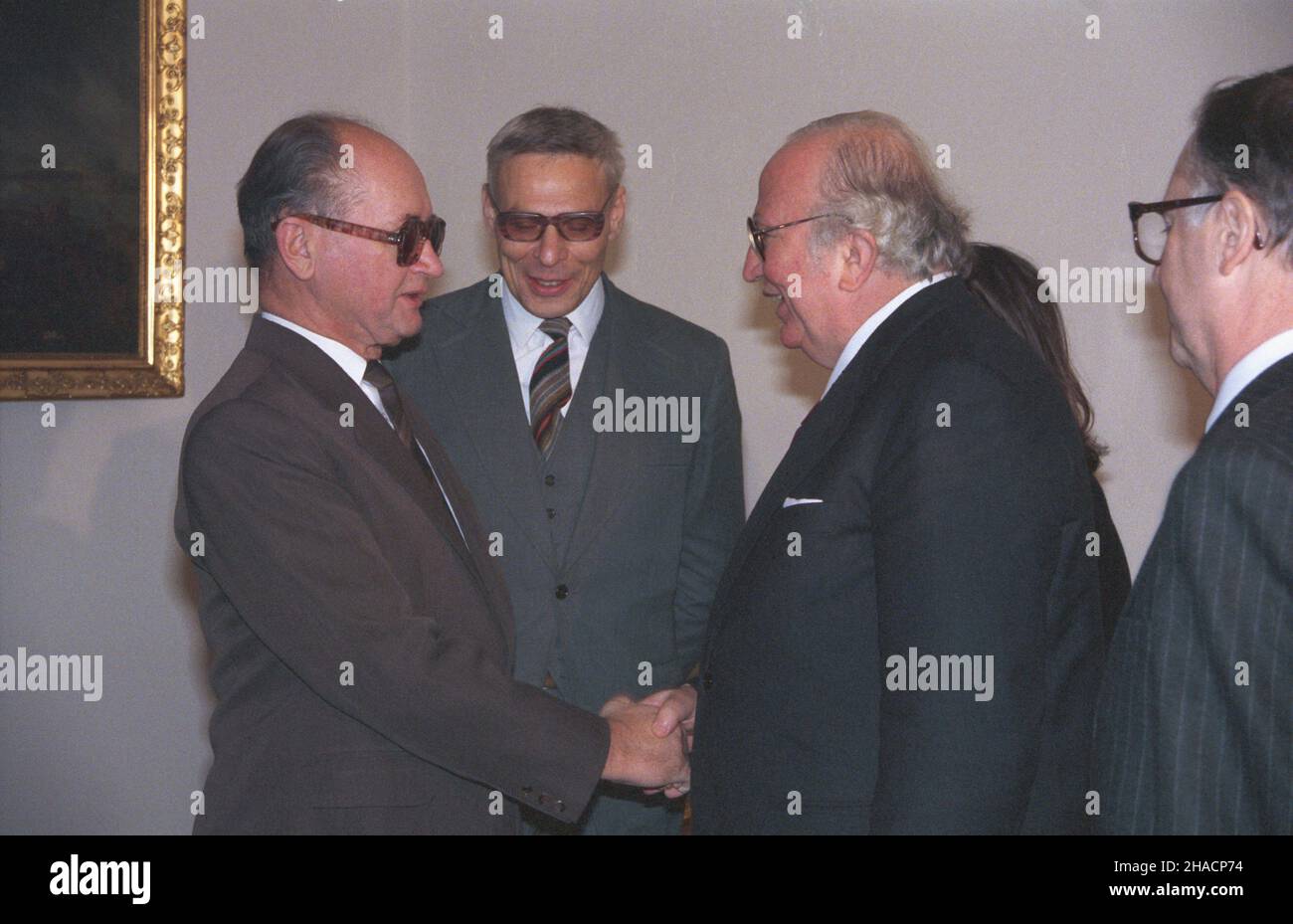 Warszawa 29.10.1987. Przewodnicz¹cy Rady Pañstwa PRL Wojciech Jaruzelski (1L) przyj¹³ w Belwederze prezydenta Senatu Republiki W³oskiej Giovanniego Spadoliniego (3L), przebywaj¹cego w Polsce na zaproszenie marsza³ka Sejmu PRL Romana Malinowskiego. W rozmowach uczestniczy³ ambasador Republiki W³oskiej w Polsce Paolo Galli (1P). uu PAP/Tadeusz ZagoŸdziñski Warszawa 29. Oktober 1987. Der Vorsitzende der Polnischen Volksrepublik (PRL), Wojciech Jaruzelski (1st links), empfängt im Schloss Belvedere den Präsidenten der Italienischen Republik, den Senat Giovanni Spadolini (3rd links), und zahlt ein vi Stockfoto