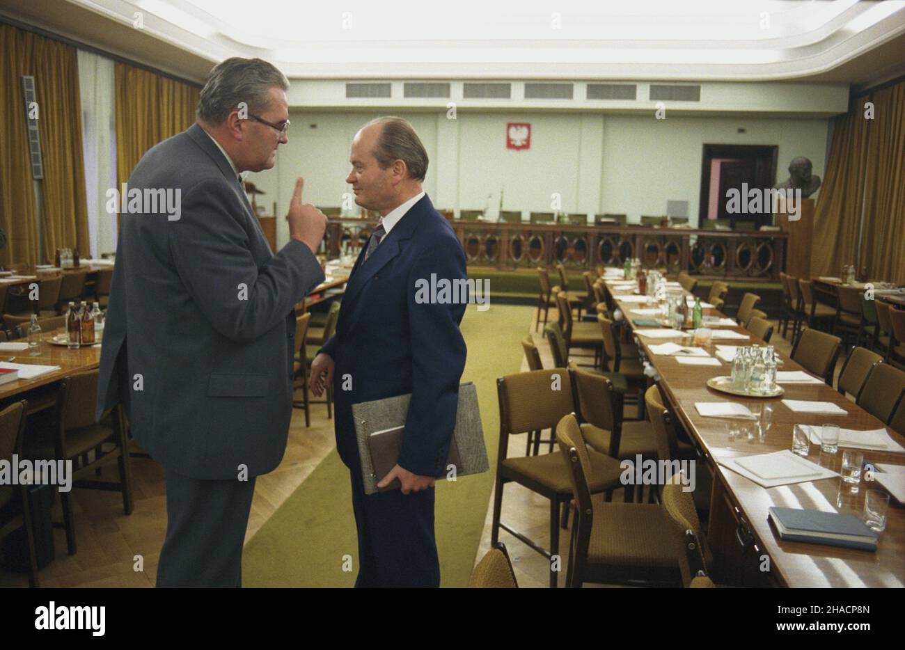 Warszawa 25.11.1987. VI Plenum Komitetu Centralnego Polskiej Zjednoczonej Partii Robotniczej (KC PZPR ) poœwiecone sprecyzowaniu wizji dalszej demokratyzacji ¿ycia politycznego. NZ. prezes Zarz¹du G³ównego Towarzystwa PrzyjaŸni Polsko-Radzieckiej (ZG TPPR) Henryk Bednarski (P), marsza³ek Sejmu, prezes Naczelnego Komitetu Zjednoczonego Stronnictwa Ludowego (NK ZSL) Roman Malinowski. mw PAP/Grzegorz Rogiñski Warschau 25. November 1987. Die Plenardebatte des Zentralkomitees der Polnischen Vereinigten Arbeiterpartei von 6th, die der Demokratisierung des politischen Lebens gewidmet war. Bild: NZ. Leiter der Ma Stockfoto