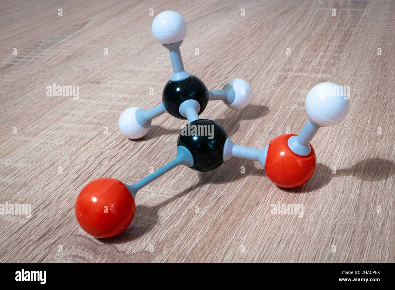 Modell des Essigsäuremoleküls (chemische Formel CH3CO3H), in der chemischen Klasse verwendet Stockfoto