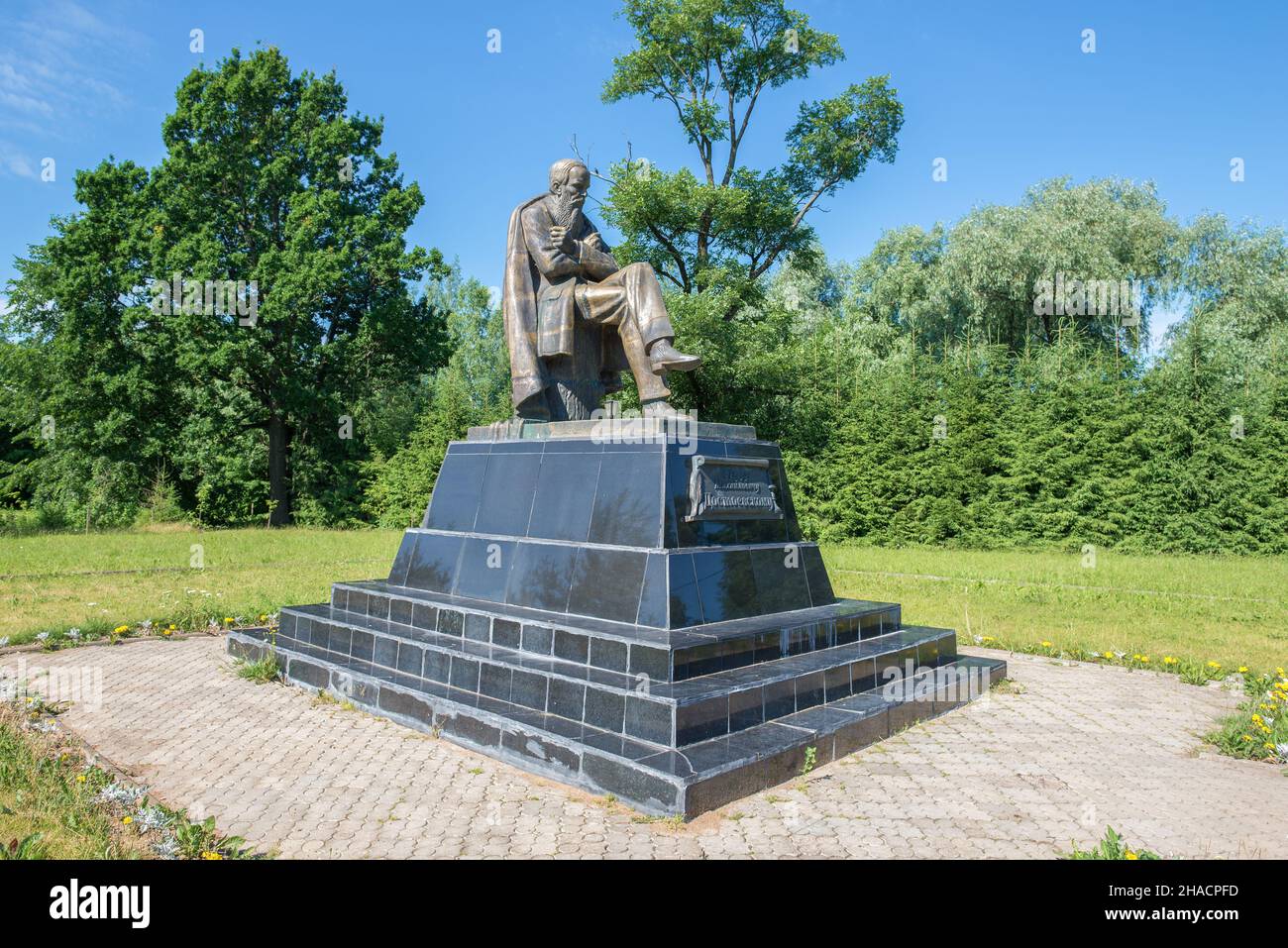 STARAYA RUSSA, RUSSLAND - 04. JULI 2020: Blick auf das Denkmal des russischen Klassikers F.M. Dostojewski an einem sonnigen Julitag Stockfoto