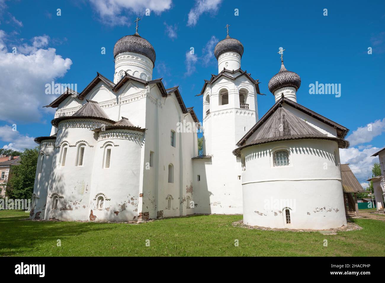 Alte Tempel des ehemaligen Klosters der Verklärung an einem sonnigen Julitag. Staraya Russa, Russland Stockfoto