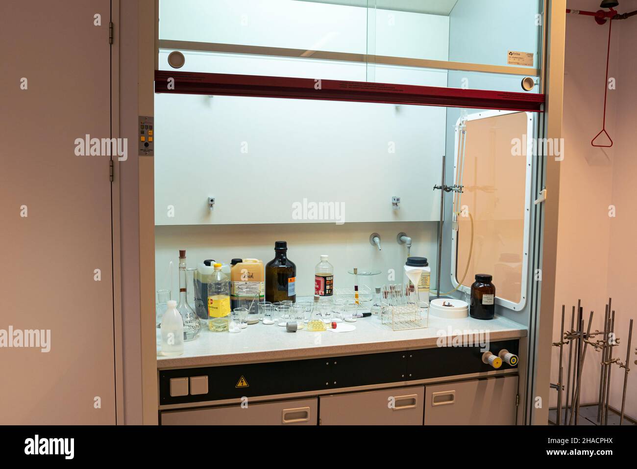 Dunstabzugshaube in einem Chemielabor in der Schule. Chemiker bereiten Chemikalien in der Abzugshaube vor, der Schrank bietet einen gewissen Schutz vor giftigen Gasen. Stockfoto