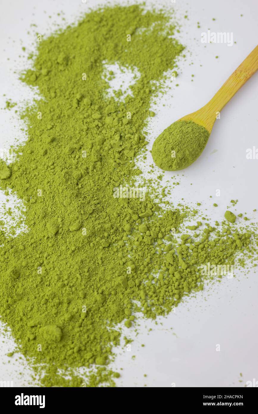 matcha grüner Detox-Tee mit trockenem Holzlöffel bestreut Stockfoto