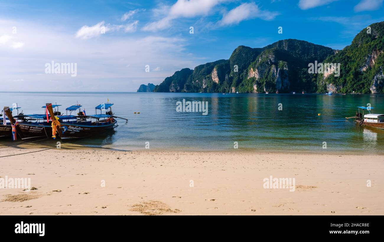 Koh Phi Phi Don Thailand November 2021, Longtail Boote warten auf Touristen am Strand von Kho Phi Phi Don Thailand. Hochwertige Fotos Stockfoto