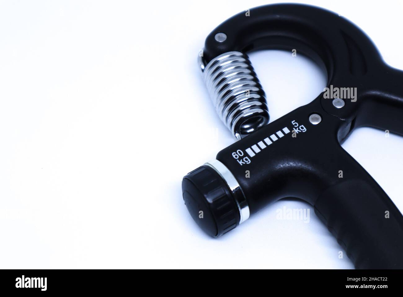 Detail eines Black Hand Grip Übungs-Tools auf weißem Hintergrund mit schrägem Top Shot, Landscape Mode und Minimalist Stockfoto