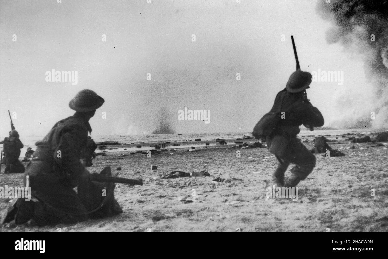 DUNKIRK, FRANKREICH - ca. 01. Juni 1940 - Soldaten der britischen Expeditionstruppe feuern auf niederfliegende deutsche Stuka-Tauchbomber, während sie auf eine Evakuierung warten Stockfoto
