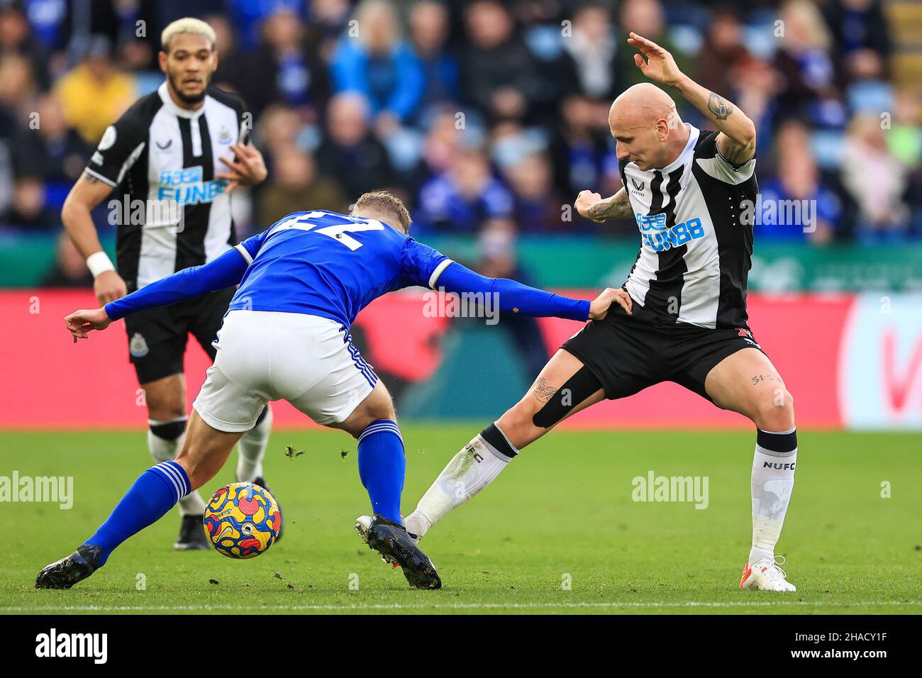 Jonjo Shelvey #8 von Newcastle United und Kiernan Dewsbury-Hall #22 von Leicester City kämpft um den Ball in , am 12/12/2021. (Foto von Mark Cosgrove/News Images/Sipa USA) Stockfoto