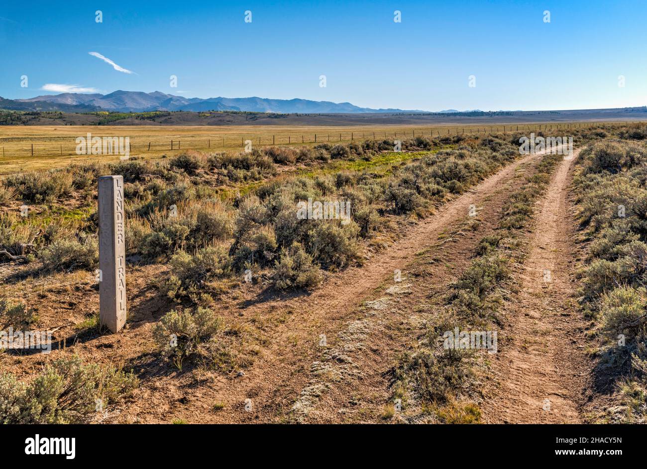 Original Lander Trail, verwendet von Emigranten im 19th. Jahrhundert, Wind River Range in der Ferne, Blick von der Lander Cutoff Road (CR 132), Wyoming, USA Stockfoto