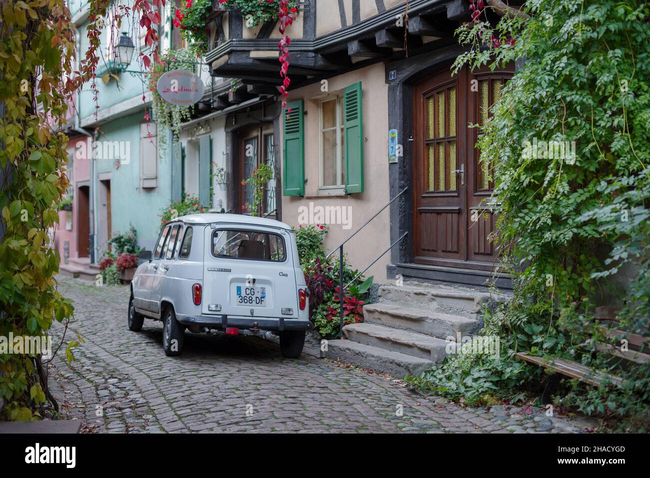 Renault 4 Oldtimer geparkt in Eguisheim Kopfsteinpflasterstraße, Frankreich Stockfoto