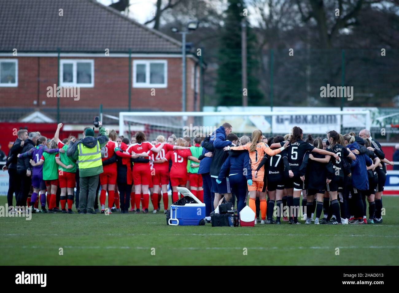 Stourbridge, Großbritannien. 12th Dez 2021. War Memorial Athletic Ground beide Seiten bilden beim Schlusspfiff während des dritten Spiels des Vitality Women's FA Cup zwischen Stourbridge und Sheffield United am 12. Dezember 2021 auf dem war Memorial Athletic Ground in Stourbridge, England, eine Runde. Kieran Riley Kredit: SPP Sport Pressefoto. /Alamy Live News Stockfoto