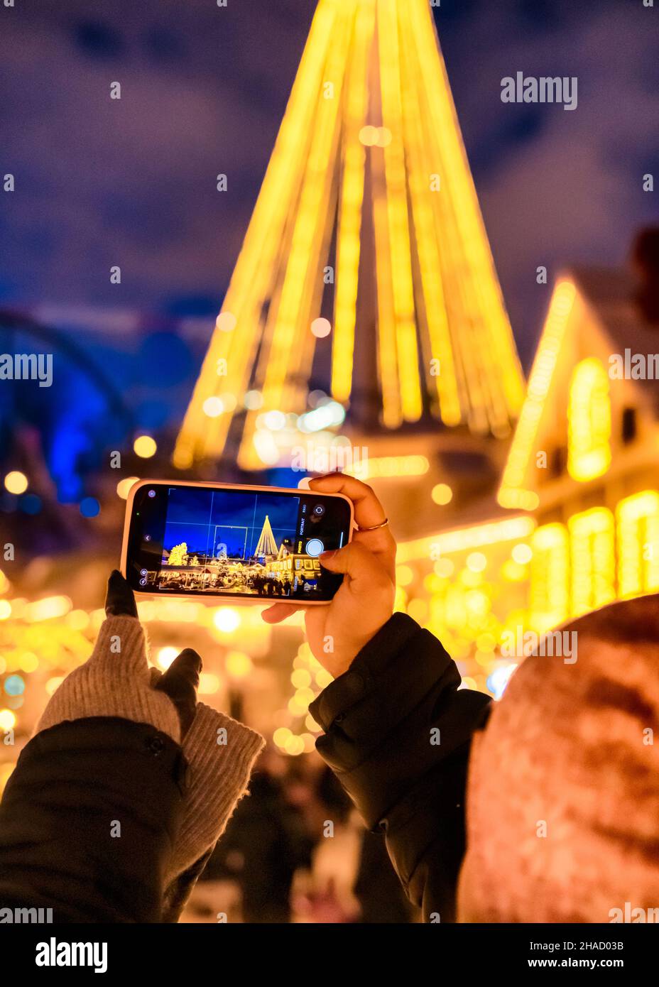 Weibliche Turistin fängt erstaunliche weihnachtsdekoration in ihrem Handy göteborg Schweden Stockfoto
