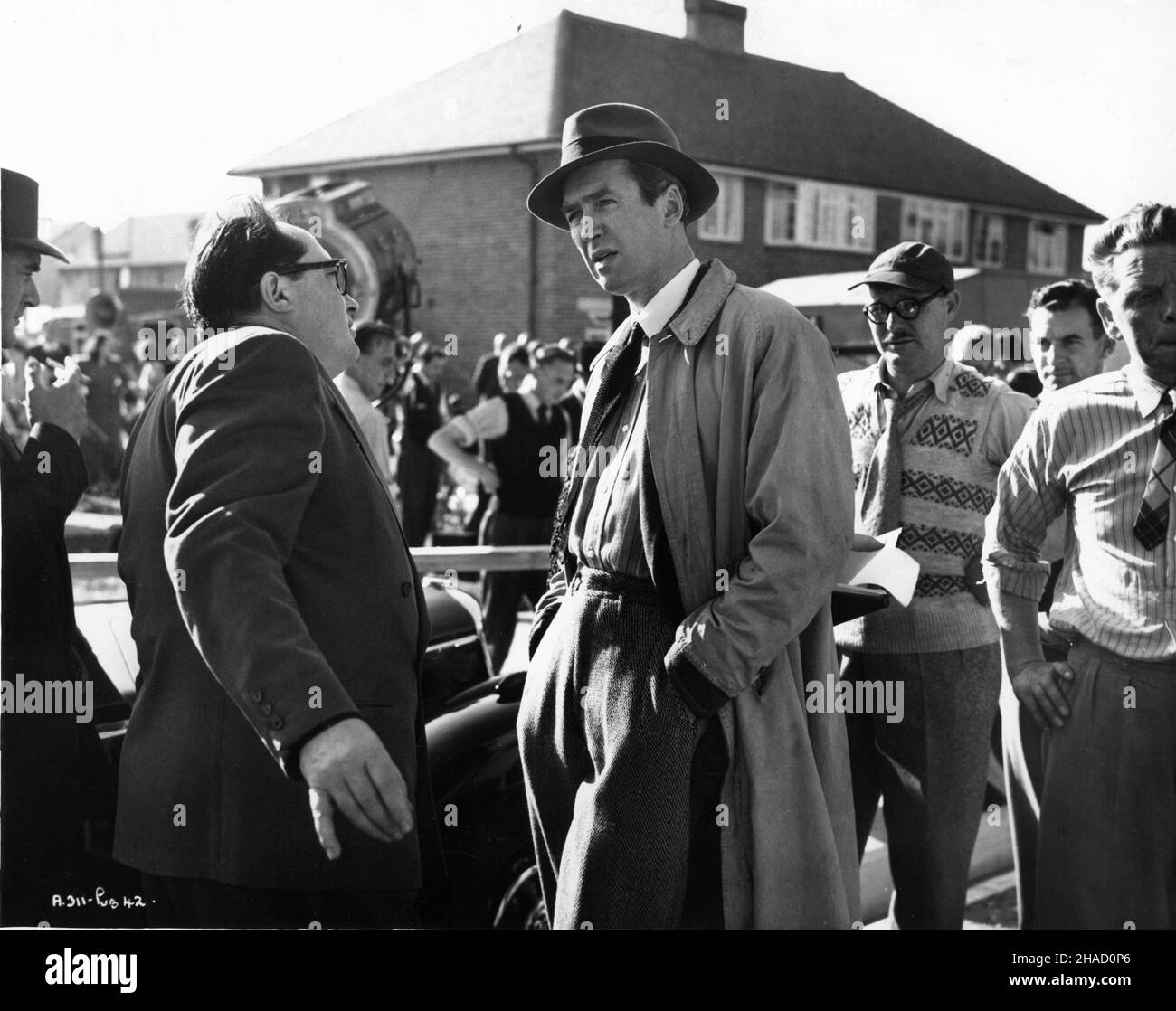 JACK HAWKINS Regisseur HENRY KOSTER JAMES STEWART und Assistant Director BLUEY HILL an Drehort-Location offen auf einem Council House Estate in Farnborough, England während der Dreharbeiten zu NO HIGHWAY IN THE SKY 1951 Regisseur HENRY KOSTER Roman Nevil Shute UK-USA Koproduktion Twentieth Century Fox Stockfoto