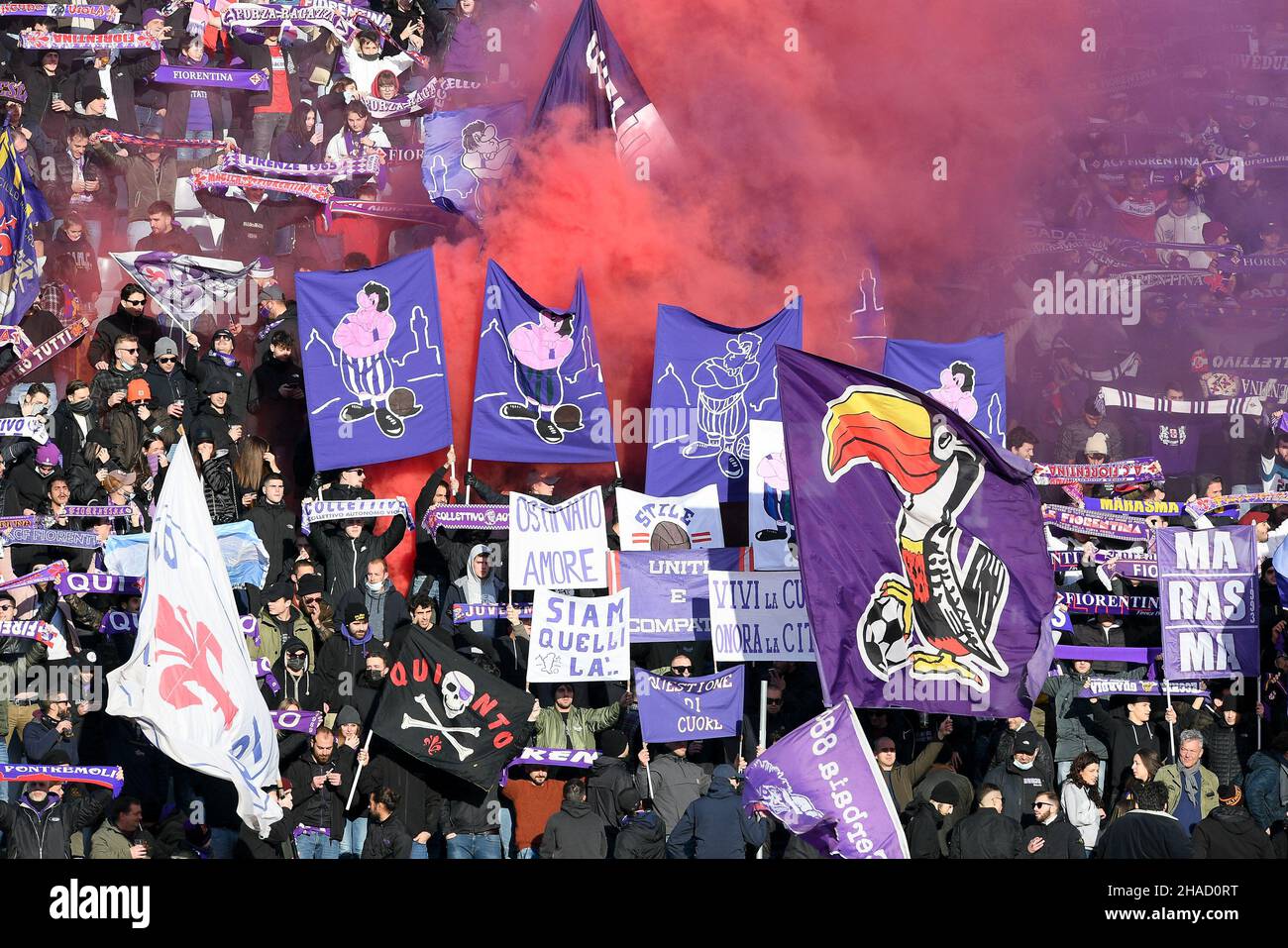 Florenz, Italien. 11th Dez 2021. Unterstützer von ACF Fiorentina während der Serie Ein Spiel zwischen Fiorentina und US Salernitana 1919 im Stadio Artemio Franchi, Florenz, Italien am 11. Dezember 2021. Kredit: Giuseppe Maffia/Alamy Live Nachrichten Stockfoto