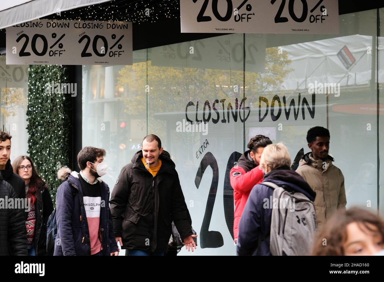 Oxford Street, London, Großbritannien. 12th Dez 2021. Das Flagship-Geschäft des House of Fraser in der Oxford Street schließt den Verkauf ab. Kredit: Matthew Chattle/Alamy Live Nachrichten Stockfoto
