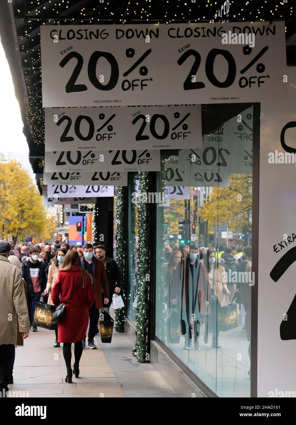 Oxford Street, London, Großbritannien. 12th Dez 2021. Das Flagship-Geschäft des House of Fraser in der Oxford Street schließt den Verkauf ab. Kredit: Matthew Chattle/Alamy Live Nachrichten Stockfoto