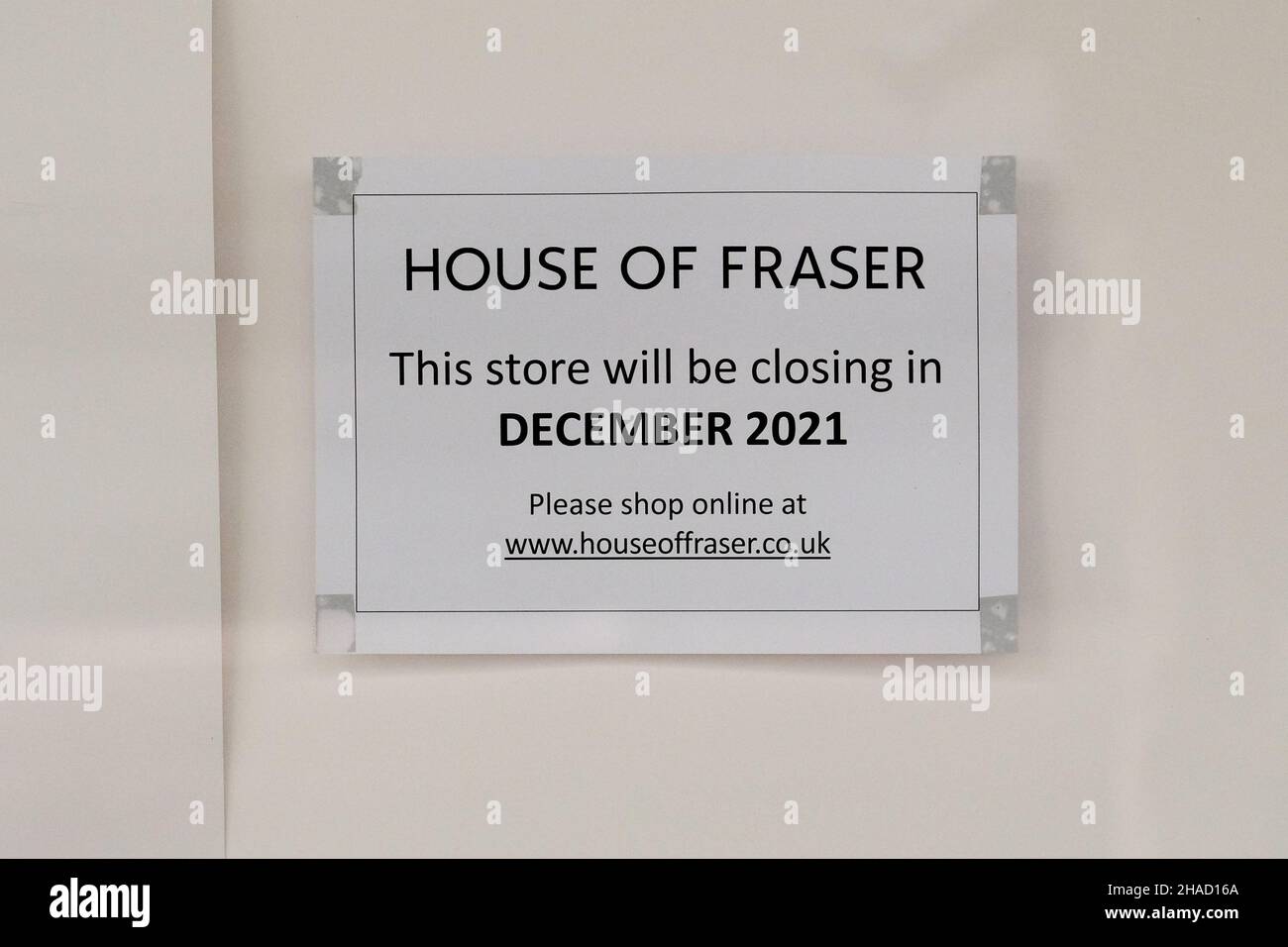 Oxford Street, London, Großbritannien. 12th Dez 2021. Das Flagship-Geschäft des House of Fraser in der Oxford Street schließt den Verkauf ab. Kredit: Matthew Chattle/Alamy Live Nachrichten Stockfoto
