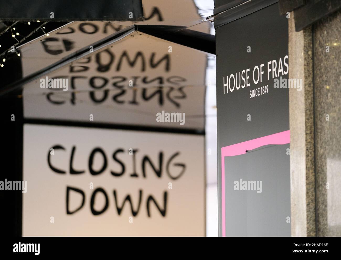 Oxford Street, London, Großbritannien. 12th Dez 2021. Das Flagship-Geschäft des House of Fraser in der Oxford Street schließt den Verkauf ab. Kredit: Matthew Chattle/Alamy Live Nachrichten Stockfoto