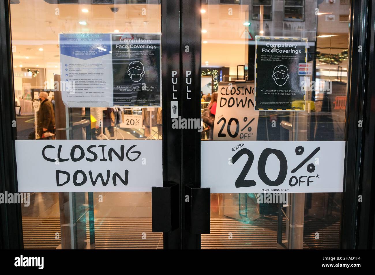 Oxford Street, London, Großbritannien. 12th Dez 2021. Das Flagship-Geschäft des House of Fraser in der Oxford Street schließt den Verkauf ab. Kredit: Matthew Chattle/Alamy Live Nachrichten Stockfoto