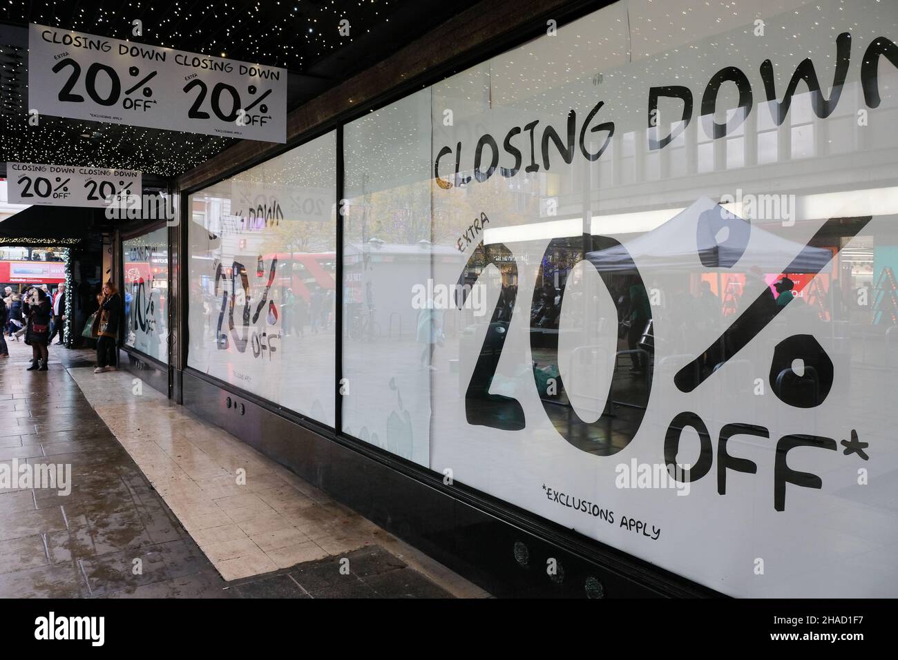 Oxford Street, London, Großbritannien. 12th Dez 2021. Das Flagship-Geschäft des House of Fraser in der Oxford Street schließt den Verkauf ab. Kredit: Matthew Chattle/Alamy Live Nachrichten Stockfoto