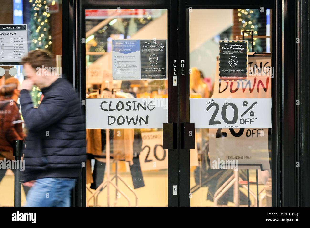 Oxford Street, London, Großbritannien. 12th Dez 2021. Das Flagship-Geschäft des House of Fraser in der Oxford Street schließt den Verkauf ab. Kredit: Matthew Chattle/Alamy Live Nachrichten Stockfoto