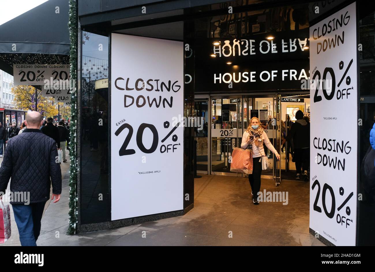 Oxford Street, London, Großbritannien. 12th Dez 2021. Das Flagship-Geschäft des House of Fraser in der Oxford Street schließt den Verkauf ab. Kredit: Matthew Chattle/Alamy Live Nachrichten Stockfoto