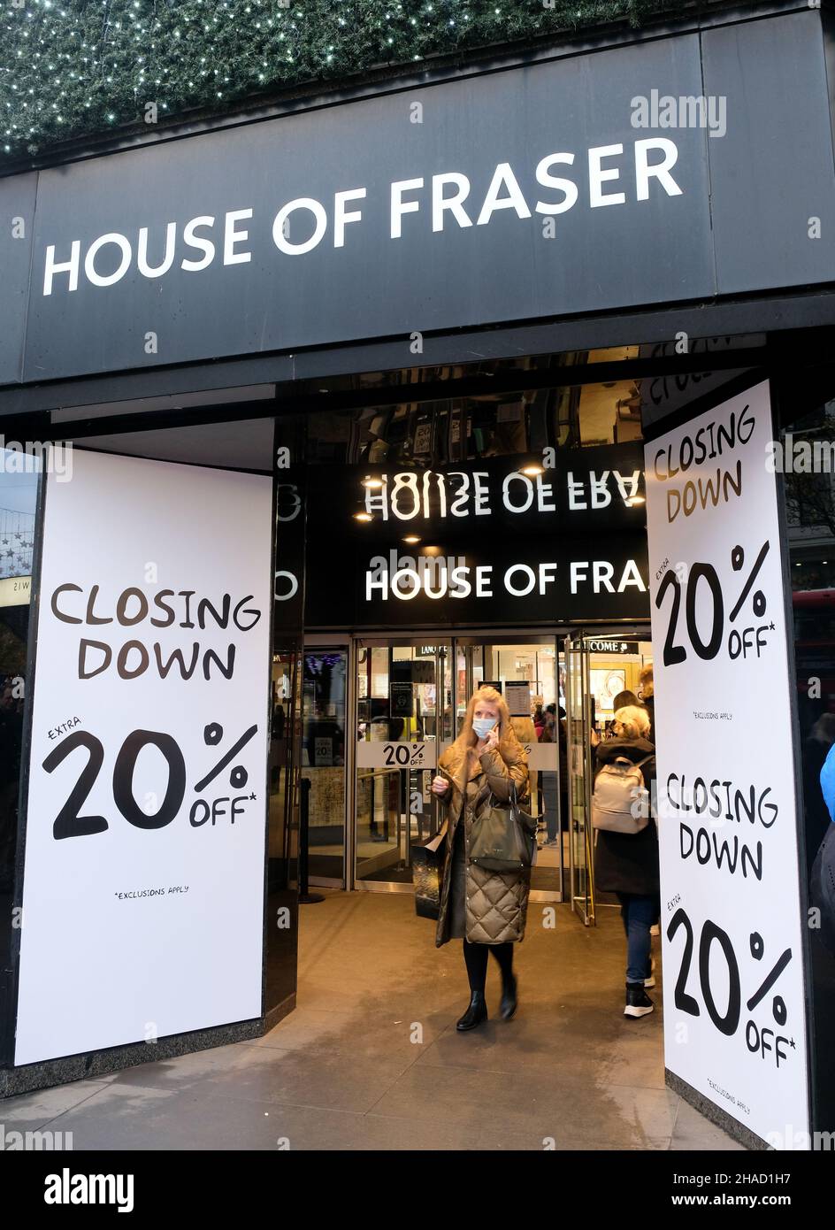 Oxford Street, London, Großbritannien. 12th Dez 2021. Das Flagship-Geschäft des House of Fraser in der Oxford Street schließt den Verkauf ab. Kredit: Matthew Chattle/Alamy Live Nachrichten Stockfoto