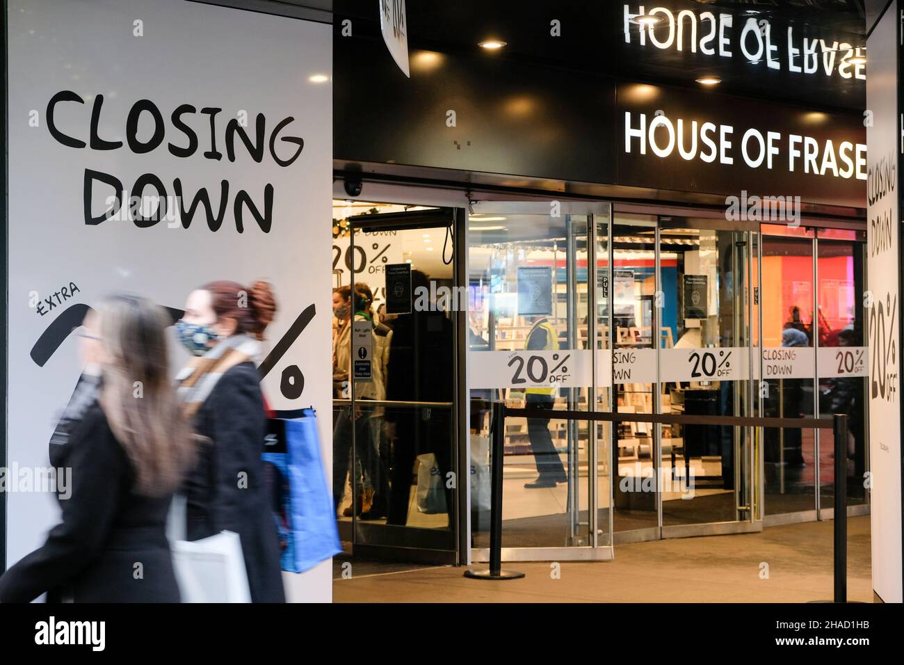 Oxford Street, London, Großbritannien. 12th Dez 2021. Das Flagship-Geschäft des House of Fraser in der Oxford Street schließt den Verkauf ab. Kredit: Matthew Chattle/Alamy Live Nachrichten Stockfoto